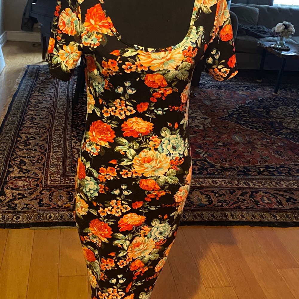 Dresses - Picture 4 of 10